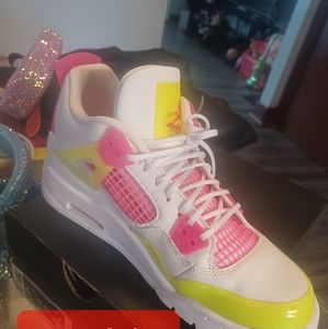 Jordans! Size 7 youth Girls 👧